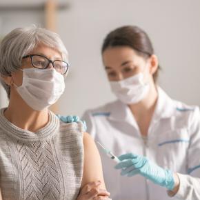 Personne âgée se faisant vacciner contre le covid-19
